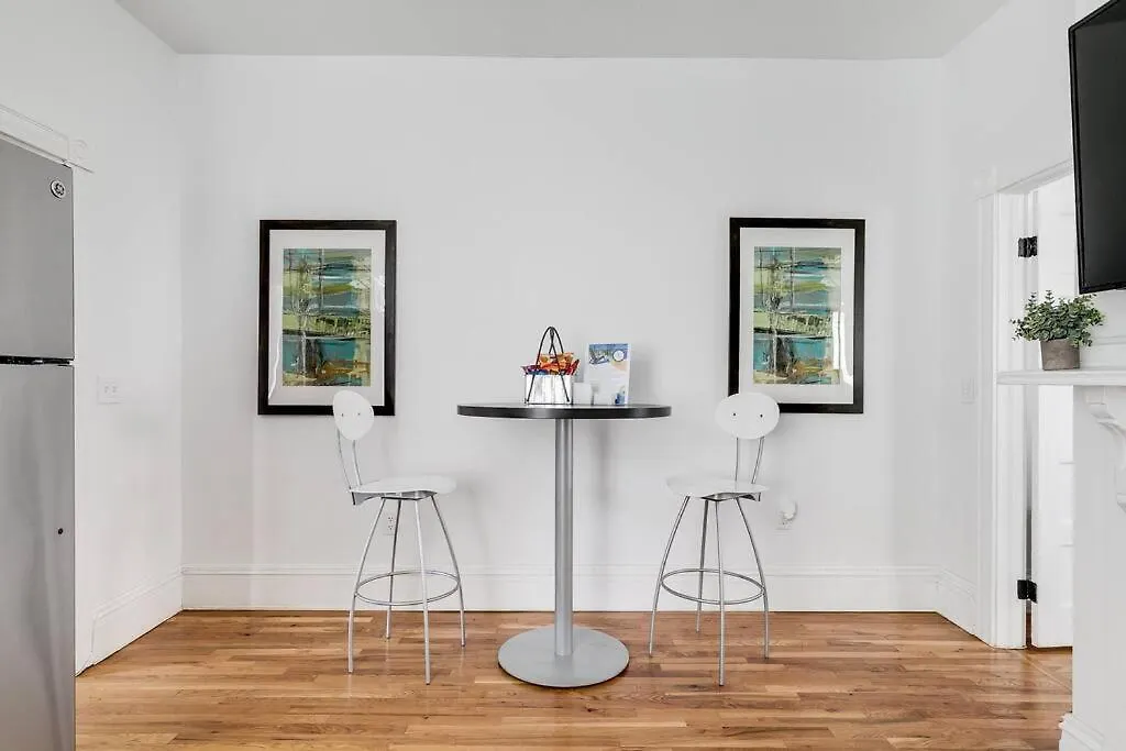 Chic Urban Couples Retreat: Perfect Getaway 'N Rva Apartment Richmond